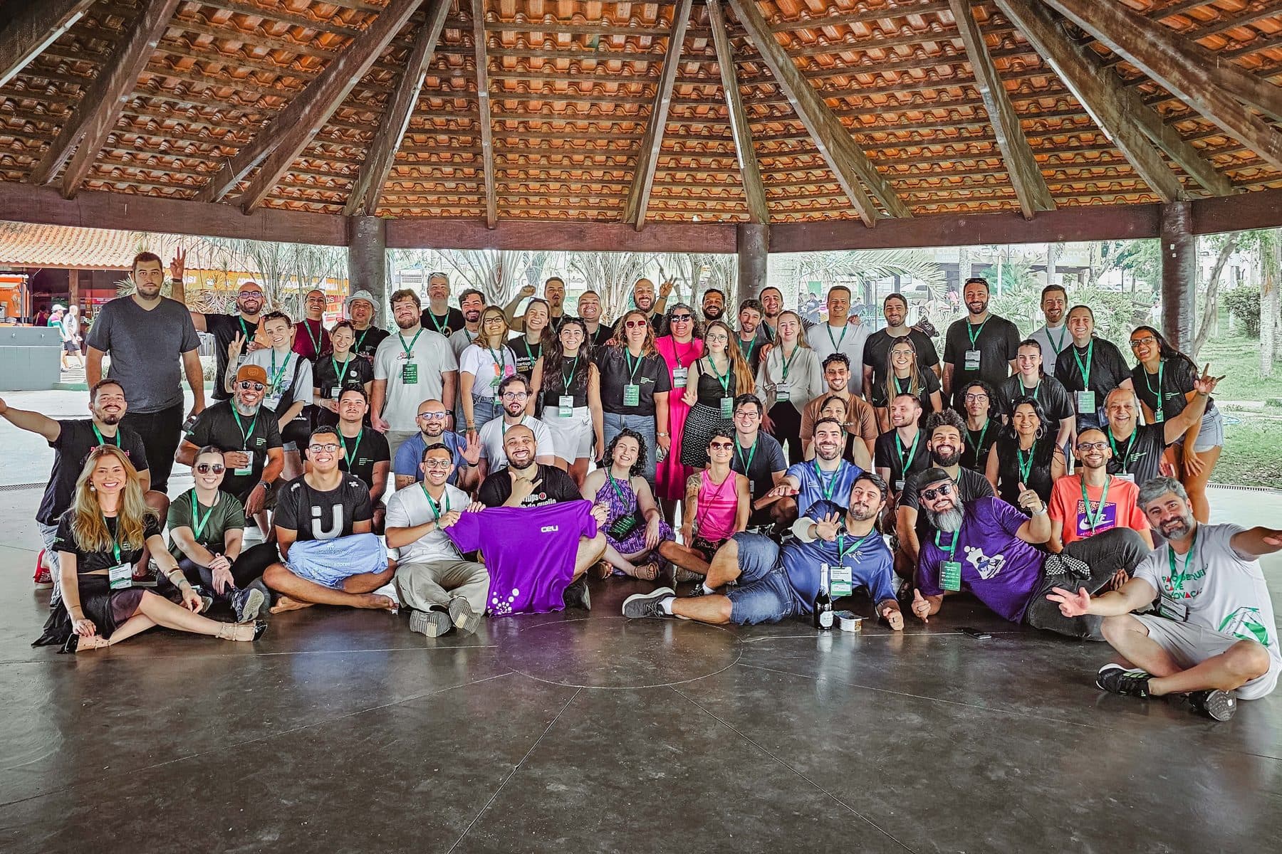 Foto de grupo ao ar livre no quiosque do Parque do Sabiá